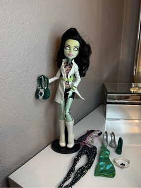 Monster High Doll I Heart Love Fashion Scarah Scream Complete Mattel